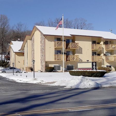 Iron Horse Inn Simsbury Extérieur photo