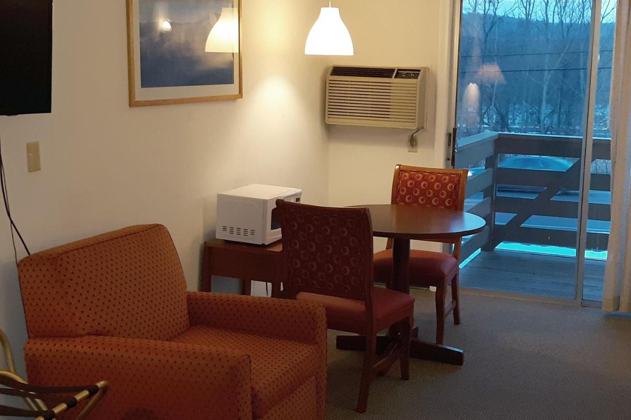 Iron Horse Inn Simsbury Extérieur photo