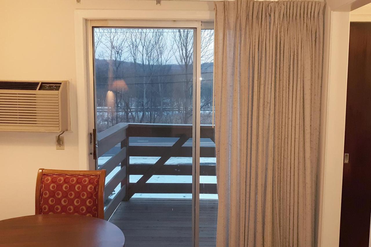 Iron Horse Inn Simsbury Extérieur photo