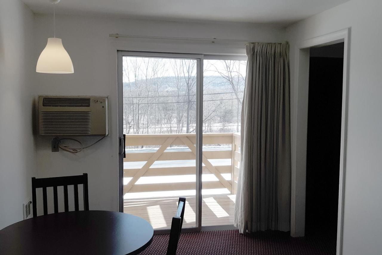Iron Horse Inn Simsbury Extérieur photo